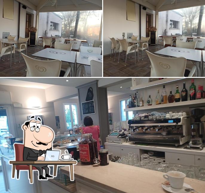 Dai un'occhiata agli interni di Cafè Blanco