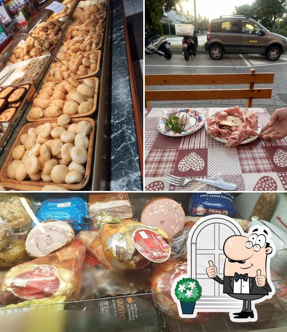 La foto di esterno e cibo da Panificio Schiavon Remo