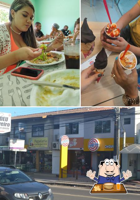 Esta é a ilustração mostrando comida e exterior no Chiquinho Sorvetes - Porto Seguro
