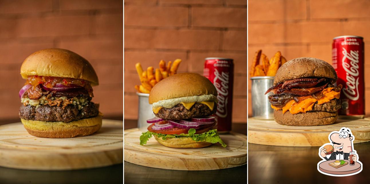 Deguste um dos hambúrgueres disponíveis no Yuca burguer