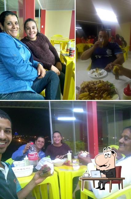 O interior do Espaço Brother's Lanches Delivery