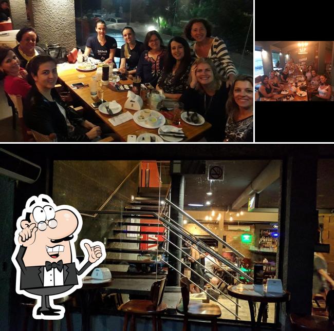 Sente em uma das mesas no Varanda Espetinhos