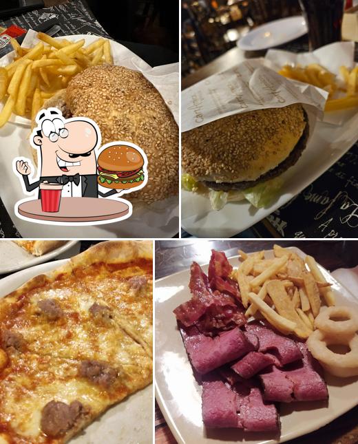 Prenditi un hamburger a Wells Fargo Saloon