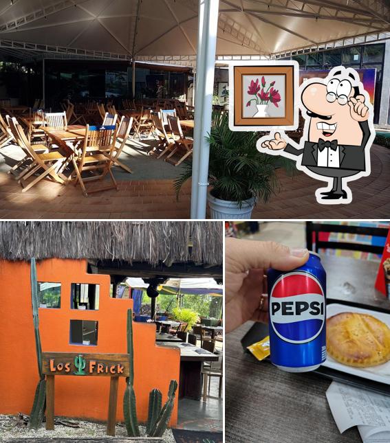 Sente em uma das mesas no Los Frick