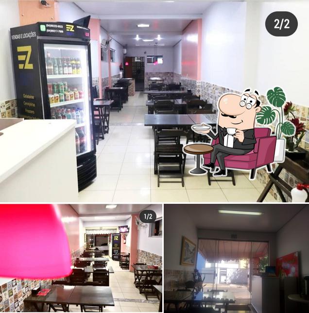 Sente em uma das mesas no SABINO’s Restaurante