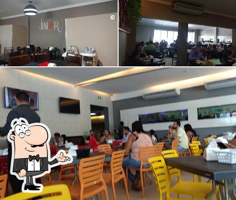 Sente em uma das mesas no Júnior Cozinha Brasileira