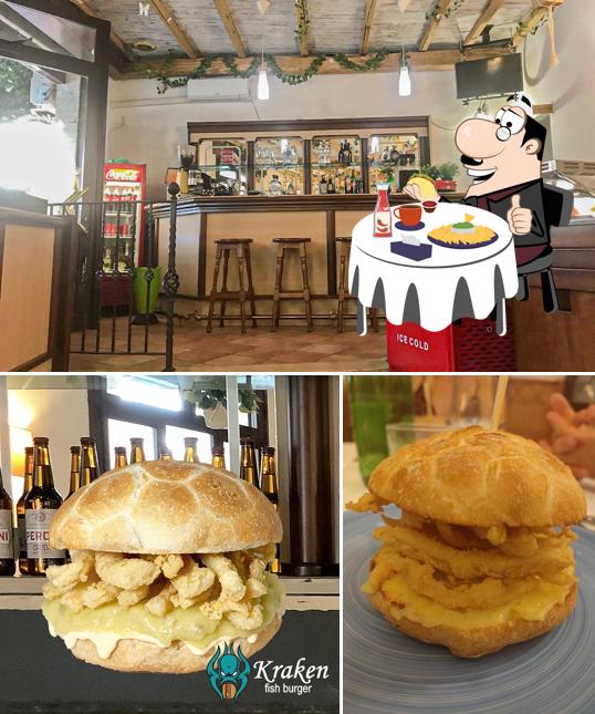 Gustati uno dei tipi di hamburger serviti a Kraken fish burger