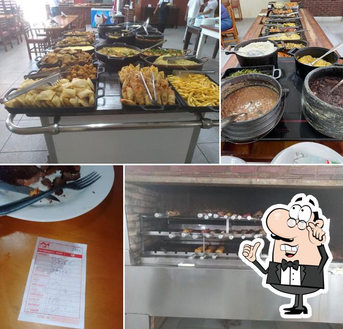 Sente em uma das mesas no Panela de barro