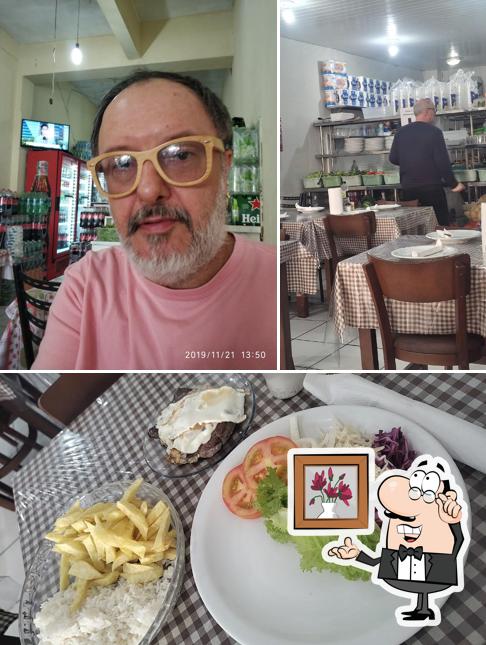 Confira a imagem apresentando interior e balcão de bar a A La Minuta da Terezinha