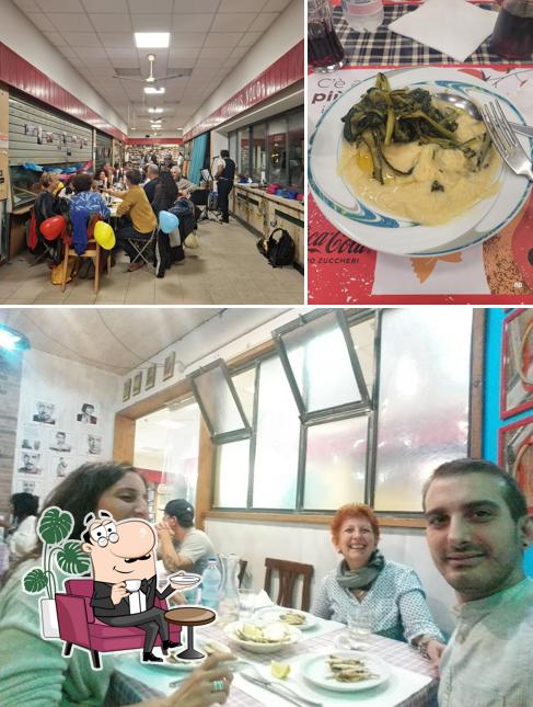 Tra le diverse cose da Taverna dei terroni si possono trovare la interni e tavolo da pranzo