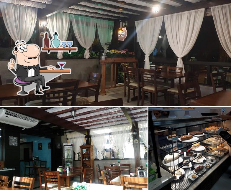Sente em uma das mesas no Jardins Cafeteria