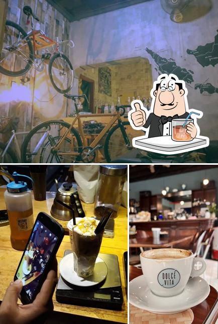 La immagine di bevanda e esterno da Historique Cafe'