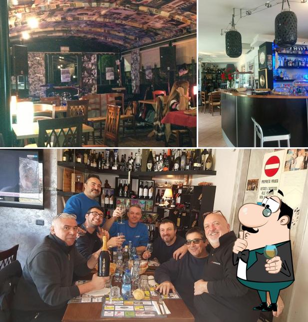 Dai un’occhiata alla immagine che raffigura la bancone da bar e interni di Taro Taro