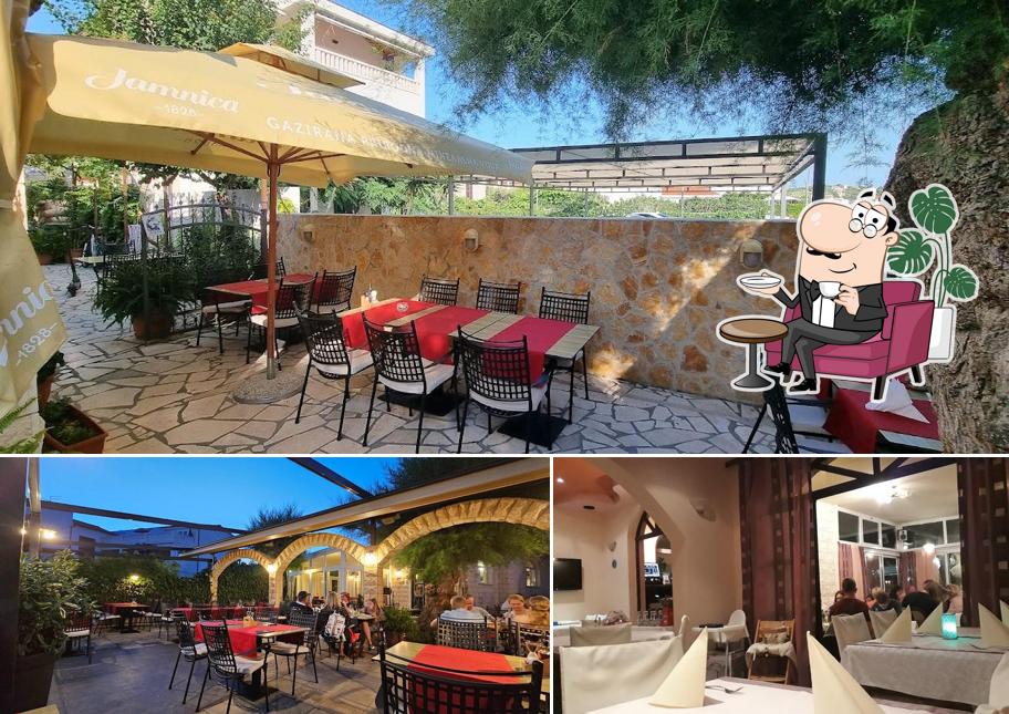 Siediti a un tavolo di Restoran Atrium