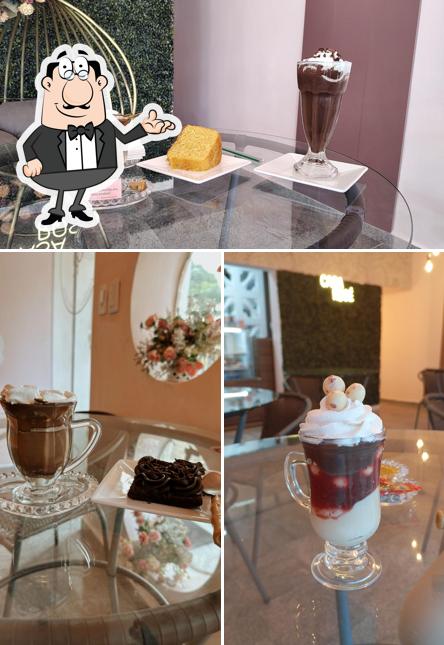 O interior do Casa rosé confeitaria e cafeteria