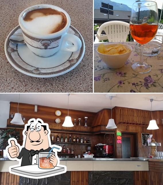 Tra le varie cose da Bar Ideal si possono trovare la bevanda e cibo