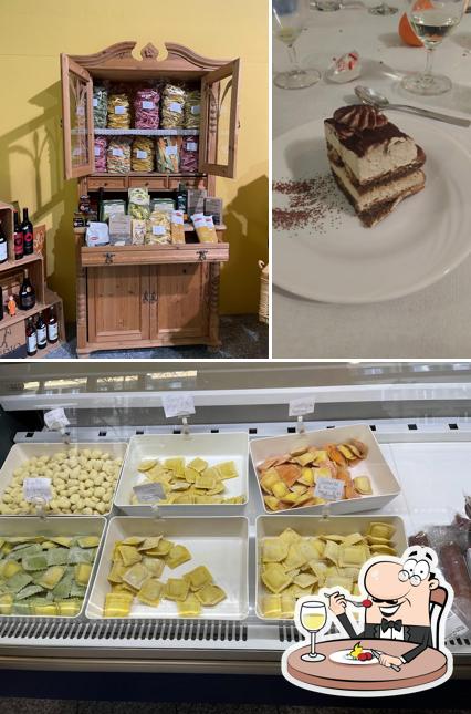 Dai un’occhiata alla immagine che presenta la cibo e bevanda di La Marra GmbH