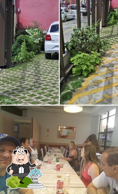 A ilustração do Restaurante Del Nono Piero’s exterior e mesa de jantar