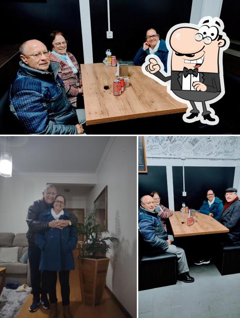 Sente em uma das mesas no Bodega & Cia - Bar e Lancheria