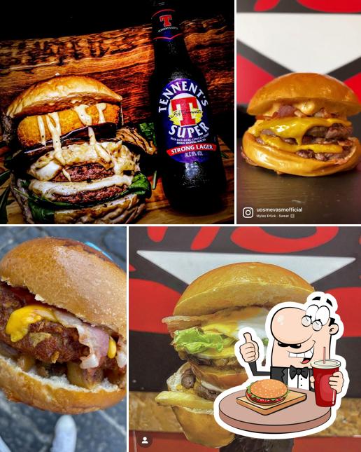 Ordina uno dei tipi di hamburger disponibili a Uosm e Vasm. Take Away