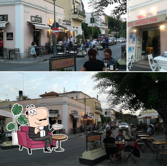 Questa è la immagine che presenta la interni e esterno di Fritti Napoletani