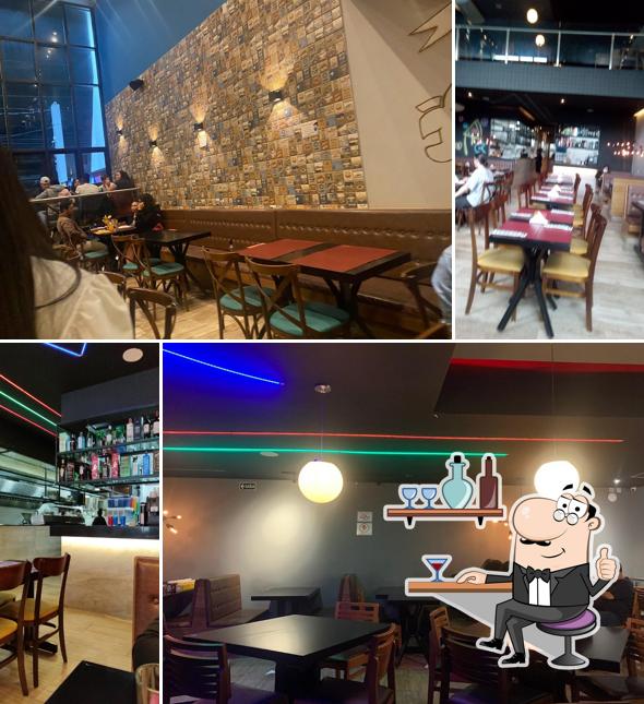 Sente em uma das mesas no Croma Burguers Osasco