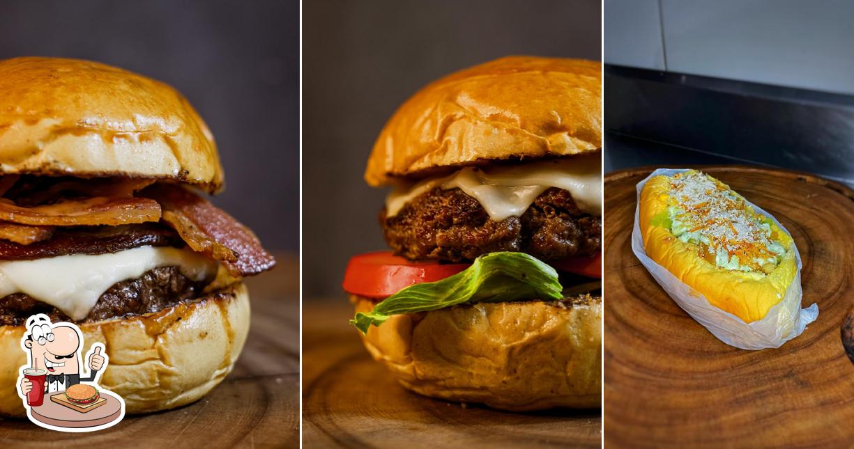 Deguste um dos hambúrgueres servidos no Rota 50 Burgers & Grill