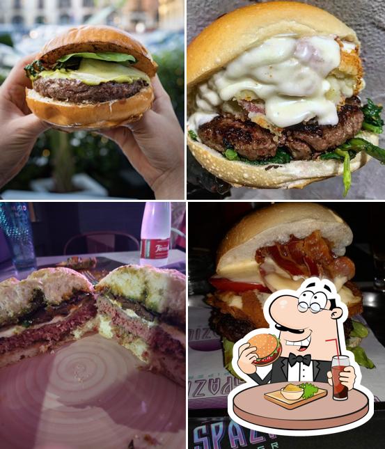 Gustati uno dei tipi di hamburger disponibili a Spazio Piper