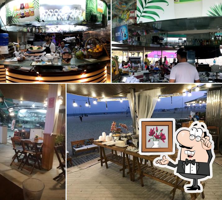 Sente em uma das mesas no Quiosque Espaço A