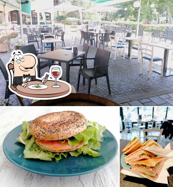 La cibo e interni del ristorante