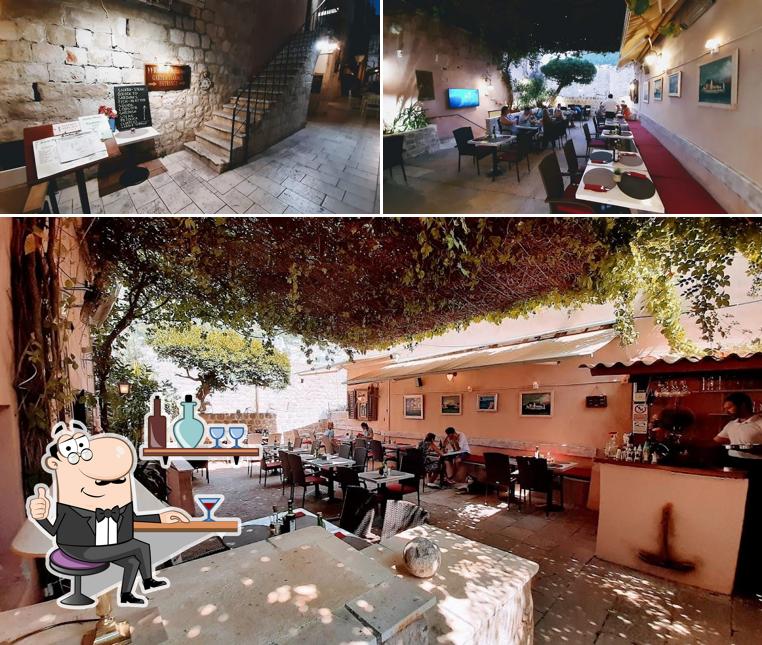 Gli interni di Aquarius Tavern