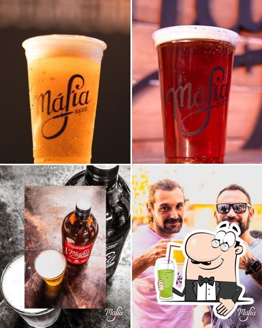Desfrute de um drinque no Máfia Beer