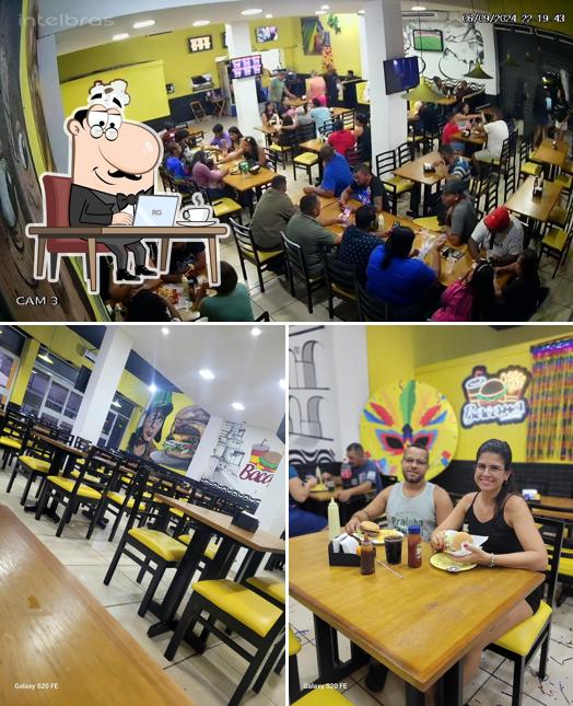 Sente em uma das mesas no Bacana Lanches