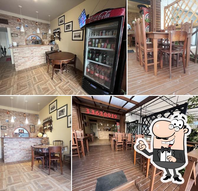 Sente em uma das mesas no Skarillang Pizzaria