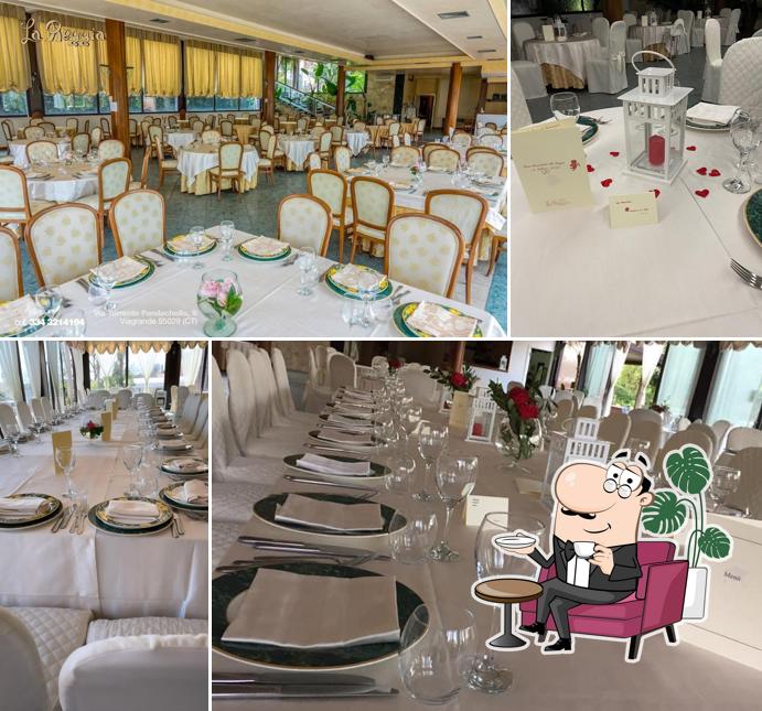 Siediti a un tavolo di La Reggia