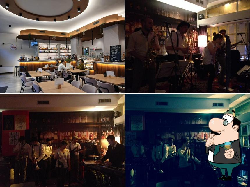 Tra le diverse cose da Caffe Verdi si possono trovare la bancone da bar e interni