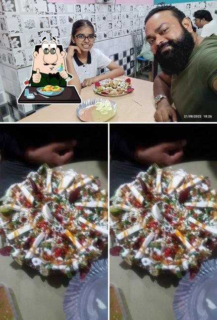 The photo of food and interior at Rajeev Bhai Ki Mashoor Omelette