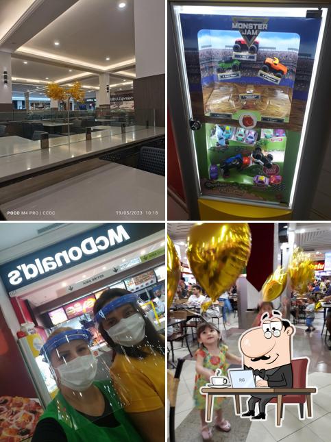 Sente em uma das mesas no McDonald's