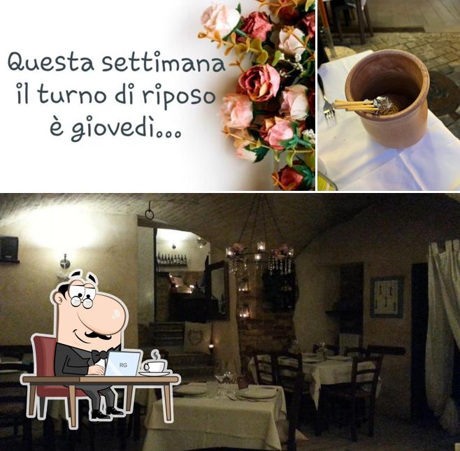 La immagine della interni e cibo di Caffè dei Poeti