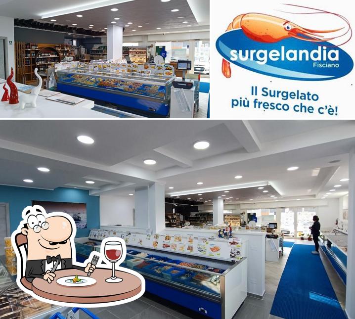 La cibo e interni del ristorante
