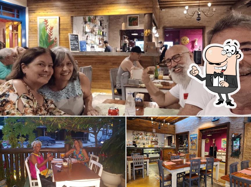 Sente em uma das mesas no Nica's Restaurante