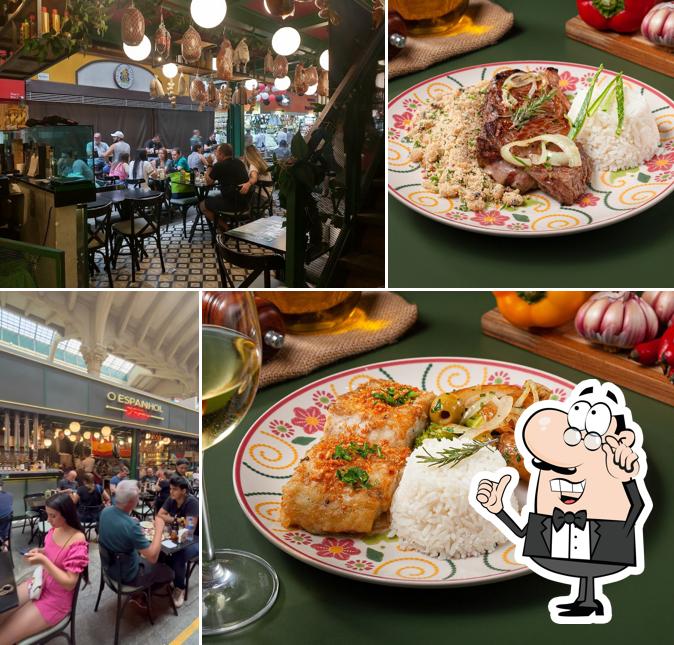 Sente em uma das mesas no O Espanhol Tapas