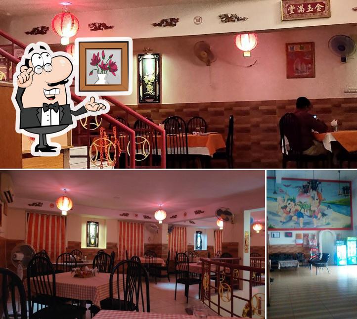 Take a seat at one of the tables at KOWLOON RESTAURANT