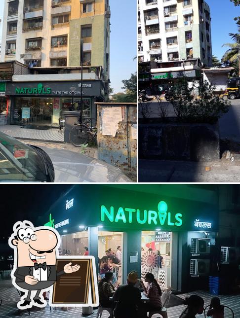 The image of exterior and interior at Naturals Ice Cream