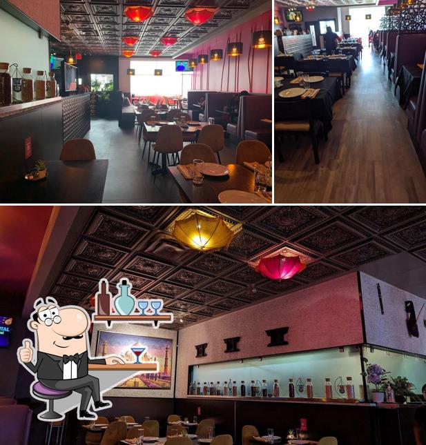 Installez-vous à l'une des tables de Raj Mahal Indian Cuisine