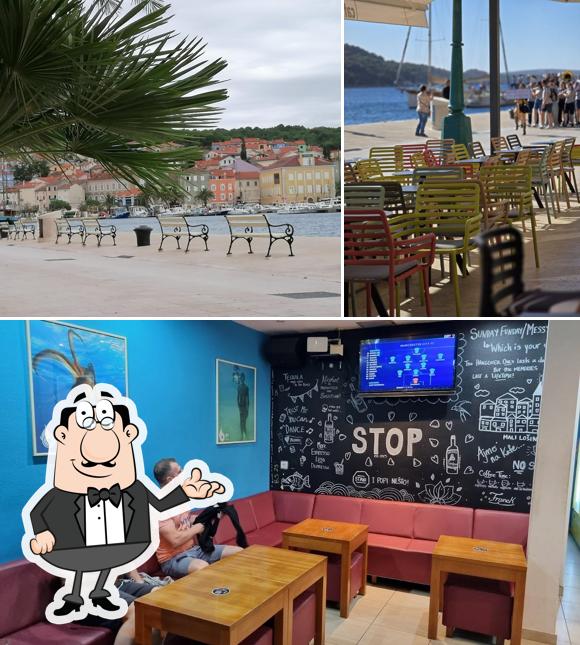 Siediti a un tavolo di Caffe Bar Stop