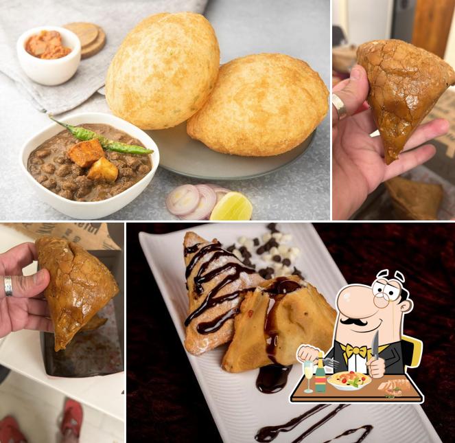 Food at Samosa Party Udyog Vihar
