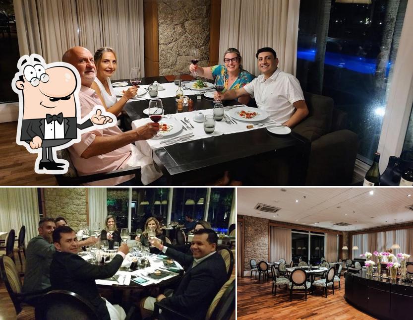 Sente em uma das mesas no Restaurante Les Èpices