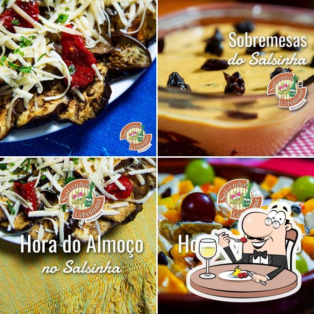 Comida em Restaurante Salsinha e Cebolinha