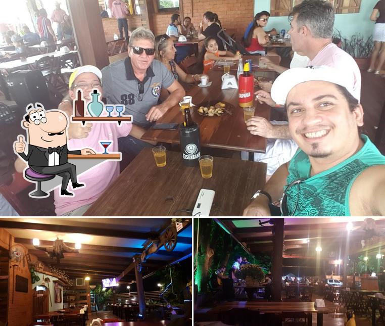 Sente em uma das mesas no DUMATO BAR